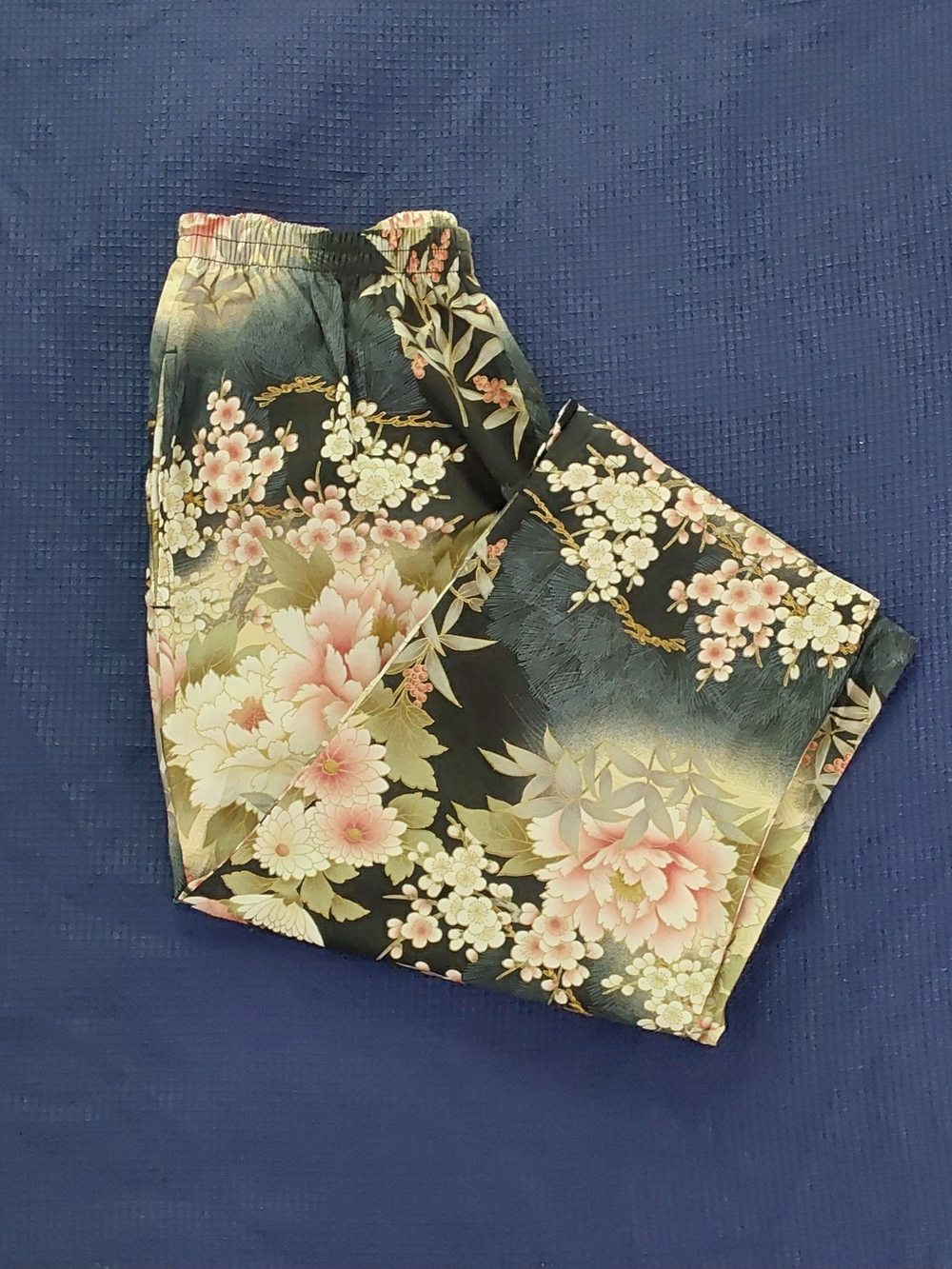 Floral Print Women's Capris with Pink Bloom - Picture 2 of 7